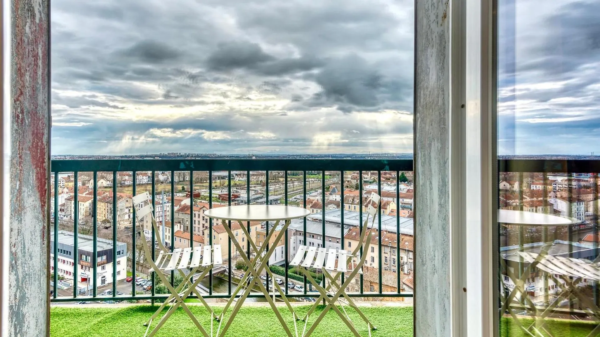 Le Panoramique - Grand T2 Metro B Oullins Apartman